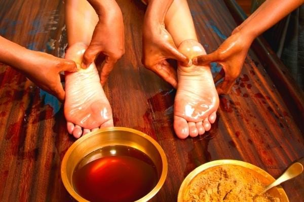 Foot massages with oil that relieves everyday ailments