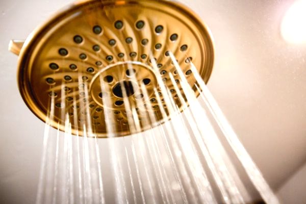 L'eau chaude de votre douche permet de naturellement ramollir le cérumen des oreilles.