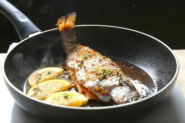 Du poisson frit dans une poele avec du citron pour éviter les odeurs de friture