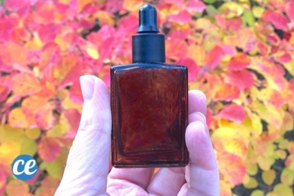 une bouteille opaque avec un remède aux huiles essentielles pour éviter d'avoir la grippe