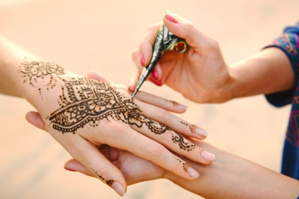 13 Astuces Pour Enlever le Henné En Quelques Minutes (Sur les Mains et