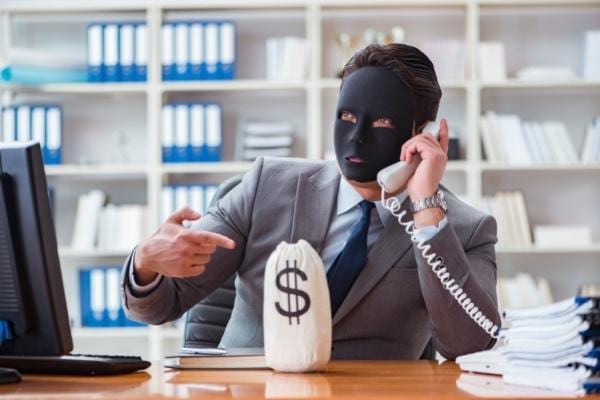 Un escroc masqué au téléphone qui demande une avance de fond sur le bon coin