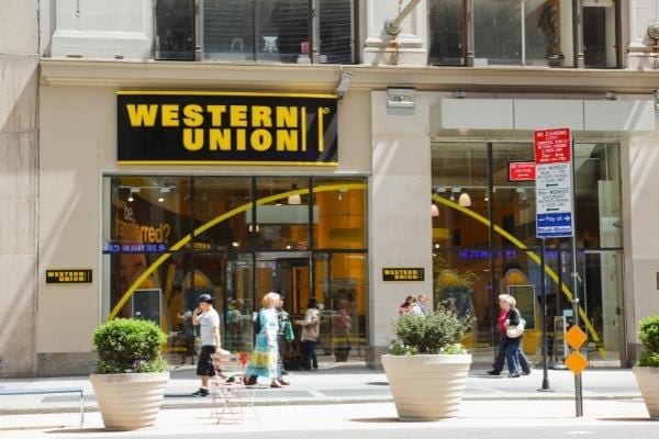 Une agence western union qui sert à envoyer des fonds frauduleux du bon coin