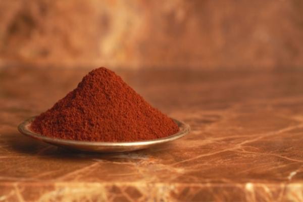 Une coupelle de marc de café pour éviter les odeurs de friture