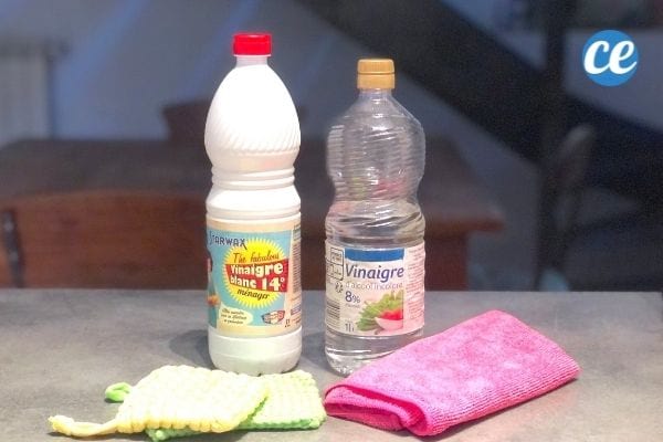 a bottle of white vinegar at 14 ° and a bottle of white vinegar at 8 °