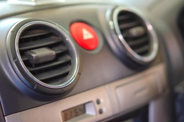 Une ventilation de voiture non enclenchée qui amène de l'humidité