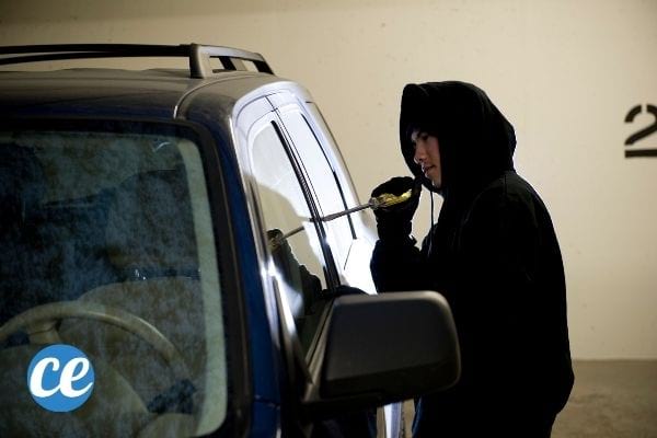 un homme vole une voiture