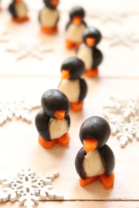 Petit pingouin avec des olives et de la mozzarella pour l'apéro de nouvel an