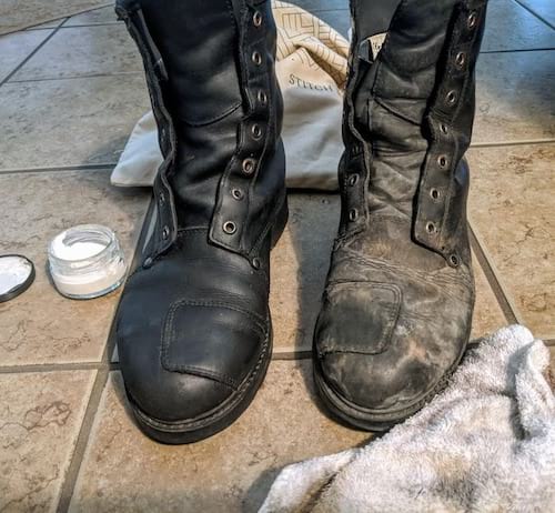 L'avant après du nettoyage de bottes de moto