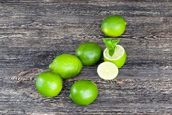 des citrons verts et de la menthe pour apaiser nez irrité