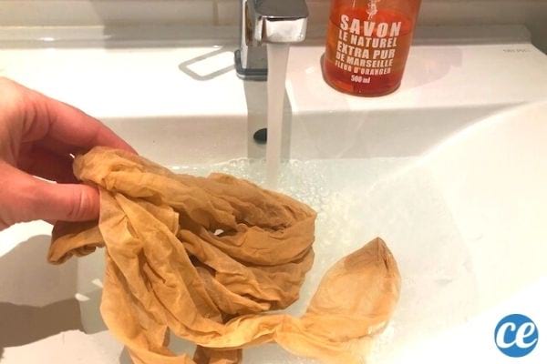 collant dans un lavabo plein d'eau