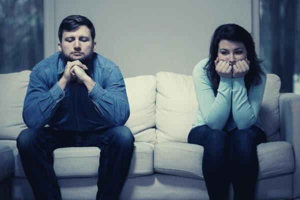 Un couple assez distant sur le même canapé et qui ne se parle pas 