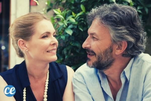 Couple qui rigole ensemble 