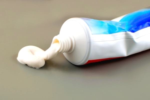 dentifrice qui sort du tube