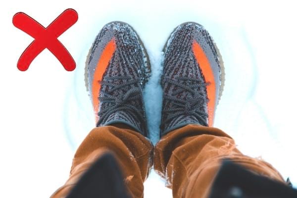 Turnschuhe im Schnee, die einem kalte Füße bereiten