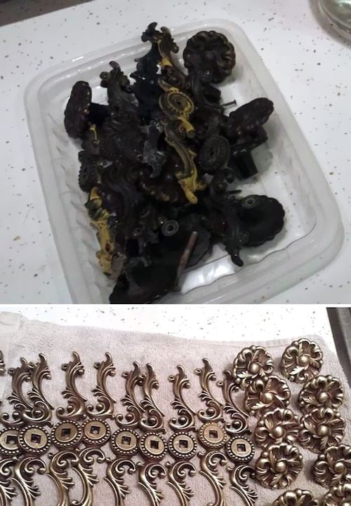 L'avant après d'un nettoyage de plusieurs poignées de porte d'armoire