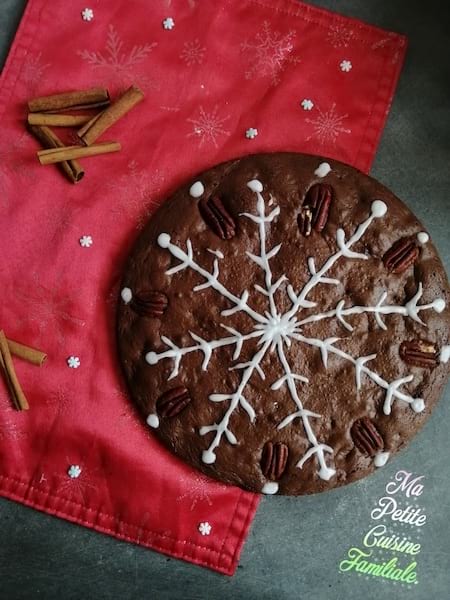 un gâteau au chocolat avec un flocon de neige