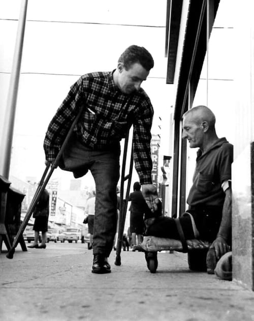 Deux hommes à mobilité réduite