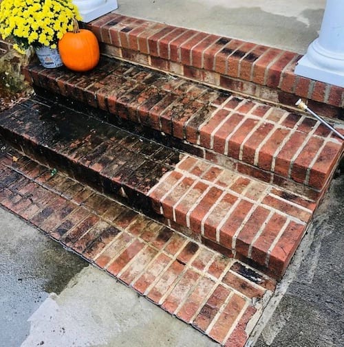 L'avant après du nettoyage d'escalier extérieure devant une maison