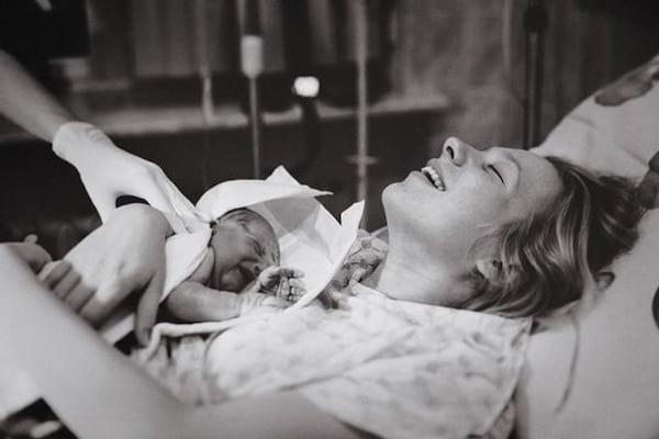 Une maman avec son bébé dans les bras