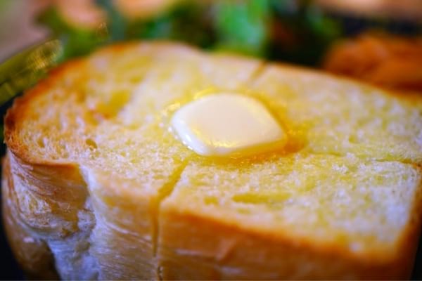 beurre ghee sur une brioche