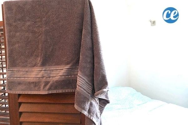 Une serviette étendue dans une chambre