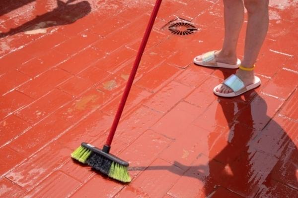 nettoyer la terrasse avec de l'eau de pluie
