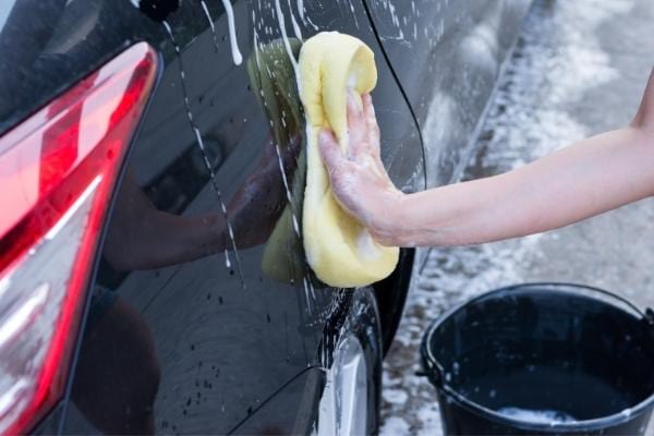 laver la voiture avec de l'eau de pluie