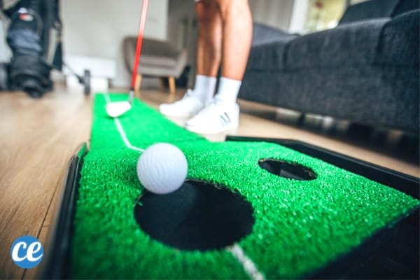 Au lieu de vous ennuyer, faites un mini-golf dans votre salon.
