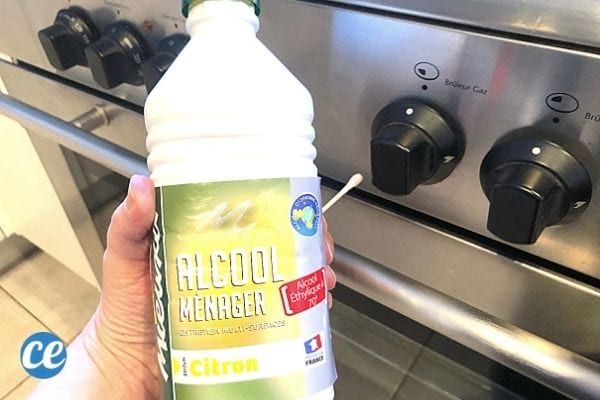Nettoyer les boutons de la gazinière avec de l'alcool et un coton tige