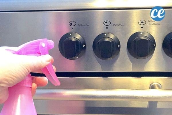 Nettoyer un bouton de gazinière avec un spray de vinaigre blanc