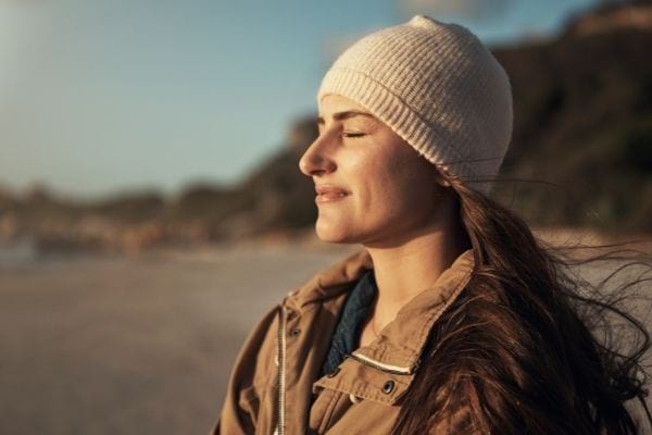 une femme avec un bonnet prend l'air
