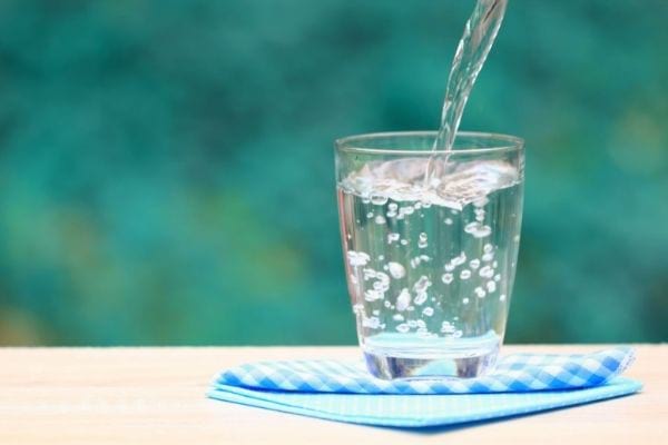 de l'eau versée dans un verre d'eau