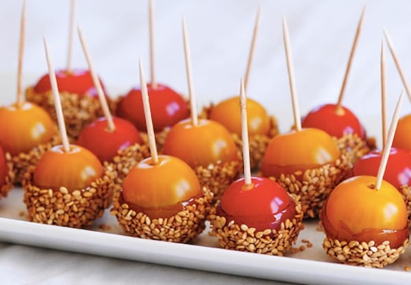 Pics de tomates cerises au sésame pour apéritif