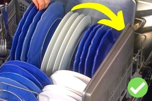 Planche à découper mise sur les côtés d'un lave-vaisselle pour plus de rangements