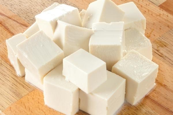 Plusieurs cubes de tofu pour remplacer du beurre