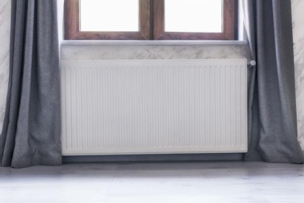 Un radiateur sous une fenêtre pour éviter la condensation