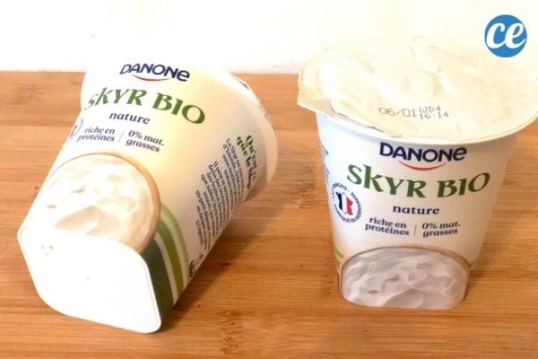 Deux pots de yaourt skyr bio posés sur une table