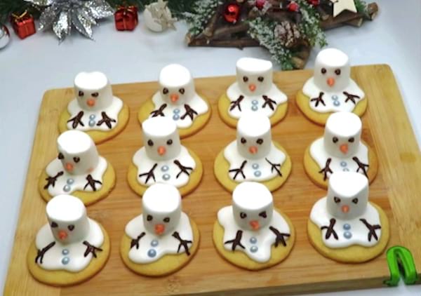des sablées bonhomme de neige avec des chamallows