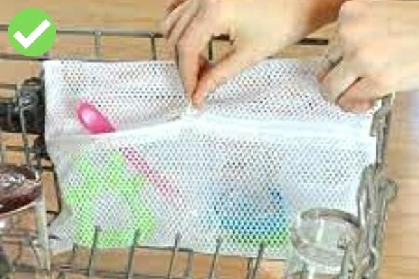 Petit sac à linge en mailles dans un lave-vaisselle pour une meilleure organisation du rangement