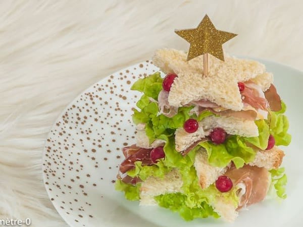Un sapin de Noël fait avec des sandwich pour l'apéro