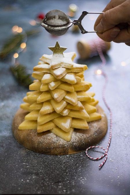 un sapin de Noël fait avec des biscuits empilés