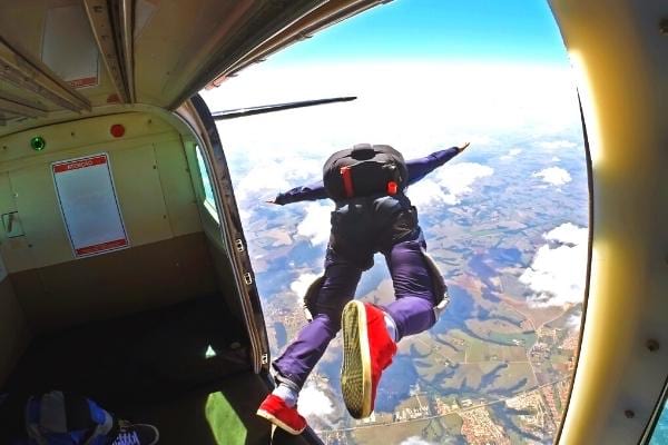 Un homme faisant du saut en parachute 