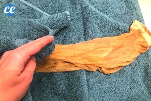 sécher un collant dans une serviette