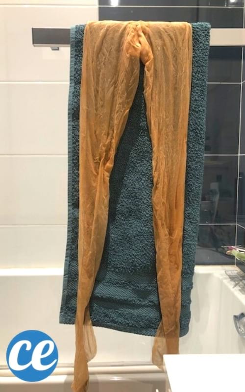 collant qui sèche sur une serviette