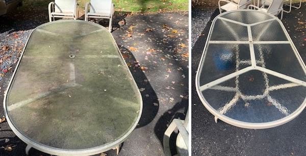 L'avant après du nettoyage d'une table en verre extérieure