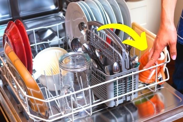 Petite tasse mise dans un coin vide dans un lave-vaisselle