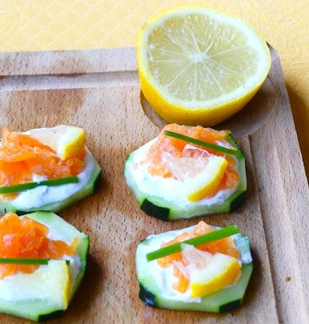 des toasts de concombre avec du saumon et du fromage de chèvre frais citronné
