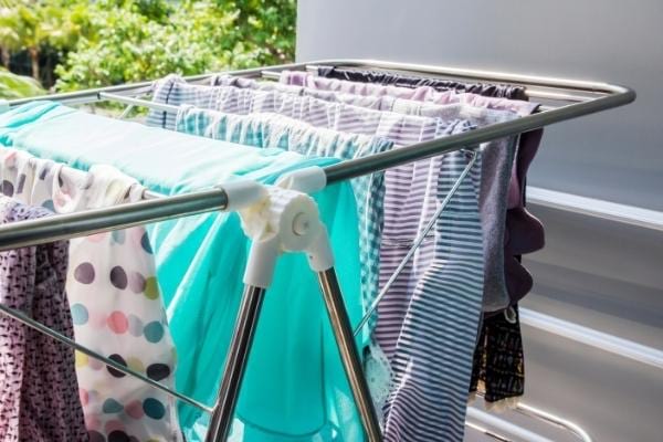 Un étendoir à linge mis dehors pour ne pas créer de condensation