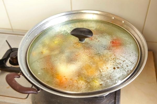 Une casserole avec couverte pour éviter la condensation